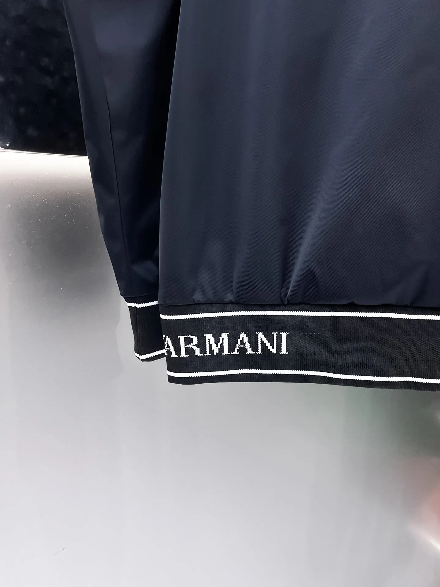 Armani official website Same Style, complete with three labels, on sale in advance! 2026 Autumn and Winter New Arrival men's jacket, Original three-label premium version! The custom-made fabric Breathable in the counter has high comfort, impeccable details, and brand element design concept, reflecting high quality. It feels delicate and soft! It presents a casual cut and the upper body shape is great! Sizes: M～3XL